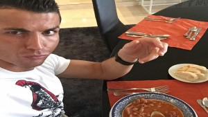 ما قصة رونالدو مع "العدس" و"اللوبيا"؟ .... شاهد الصور