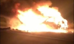 إصابتان خطرتان ليمني وزوجته باحتراق سيارة سياحية على طريق المطار