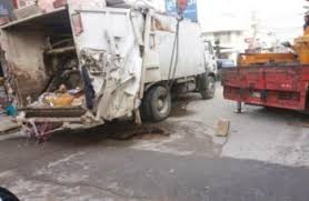 وفاة شخص و إصابة اثنين آخرين اثر انقلاب ضاغطة نفايات على مركبة في منطقة المنارة