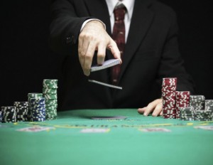 عمان: إعتقال 14 شخصا يلعبون القمار بمداهمة منزل