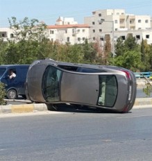 بالصـــور .....تدهور مركبة تقودها فتــــاة في شارع الاردن