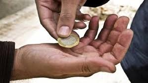 متسولين" يطاردون موظفو المكافحة في التنمية في خناجر والقاء الحجارة على سياراتهم