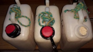 بالصور...مكافحة المخدرات تحبط محاولة تهريب كمية كبيرة من الحبوب المخدرة داخل جالونات بلاستيكية