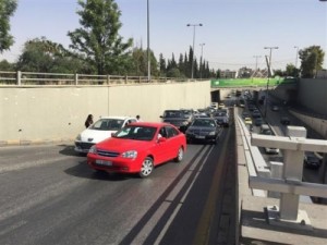 بالصور.. تعطل مركبات في عمان نتيجة ارتفاع درجات الحرارة