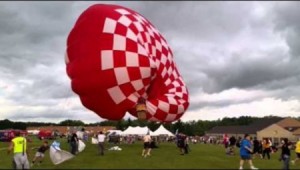 بالفيديو .. منطاد يخرج عن السيطرة ويسحب شخصين وشاحنة !