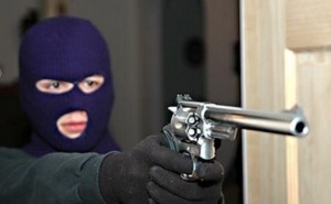 إيطالي يسطو على 12 بنكًا بمسدس لعبة