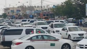 بالصور .. سائقو المركبات العمومية يغلقون الطريق الدولي بالرمثا