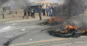 لاجئون سوريون يغلقون طريق بغداد الدولي بالإطارات المشتعلة والحجارة