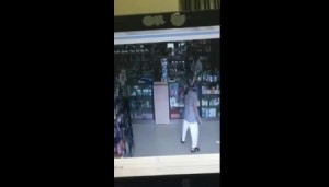 بالفيديو ... سطو مسلح على صيدلية في وضح النهار