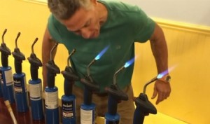 بالفيديو... أمريكي يطفىء 191 فوهة لهب بلسانه