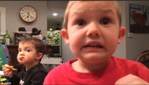 فيديو طريف...صبي صغير يعلن موقفه الرافض للزواج