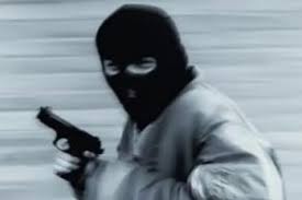 ملثم يسطــو على محل تجاري في العقبة