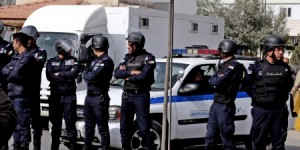 الأجهزة الأمنية تغلق شوارع في ضاحية الرشيد بعد قيام مجهولين بتوزيع منشورات تفيد بظهور المهدي !!