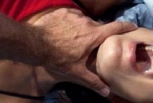 حدث في الاردن .. شاهد شقيقته القاصر تتحدث مع احد الشباب فخنقها حتى الموت !!