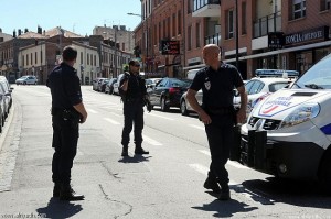 مسلح يقتل شرطيا ويحتجز رهائن قرب باريس