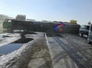 بالصور .. تدهور شاحنة محملة بالنفط يغلق طريق الزرقاء - الازرق