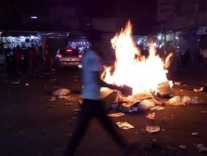 بالصورة .. العشرات يحتجون بعد حملة امنية على البسطات المخالفة في مخيم الوحدات