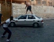 بالصور...مشاجرة بالسيوف والأسلحة البيضاء وقلب سيارات في الزرقاء