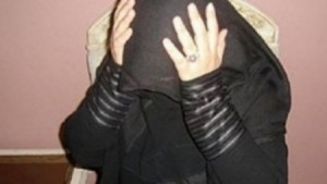 بالتفاصيـل .. القبض على سيدة متزوجة من 5 رجال في عمان !!