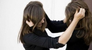 فتاتان تتشاجران بسبب "الغيرة" على شاب بأحد المطاعم المشهورة وسط مدينة اربد