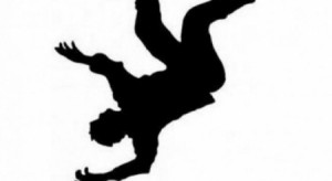 اصابة شخص بجروح خطيرة بعد سقوطه من الطابق الثاني لاحد المنازل في مدينة إربد