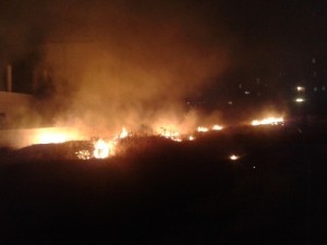 بالصورة .. لهو اطفال بالمفرقعات يتسبب بحريق في عمان