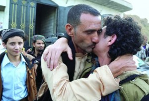 الحوثي يفرج عن عمال مياومة على أنهم أسرى حرب