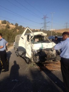 بالصور .. وفاة فتاة واصابتان بحادث سير على طريق ياجوز