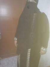 بالصورة ...ضبط متسول يتنكر بزي منقبة امتهن التسول ونشل النساء بصلاة التراويح في إربد