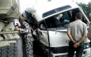 بالصور .. اصابة 11 شخص اثر حادث تصادم مروع بين حافلة و "قلاب" في دير علا