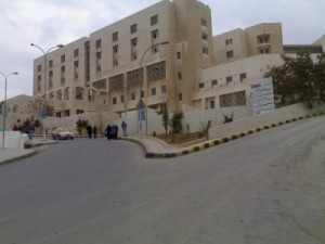 يحمـل شهـادة تـوجيهي...ويعمـل طبيبا في "البشيـر"