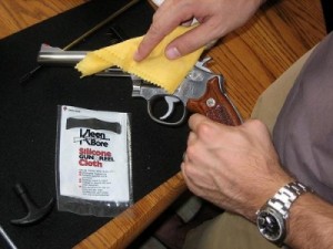 عـم يصيـب ابـن شقيقـه بعيـار نـاري فـي الزرقـاء