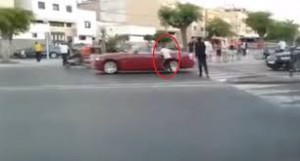 اشخاص يلقـون انفسهم امـام المركبات اثنـاء مسيرهـا للحصـول على مبـالغ ماليـة فـي اربـد