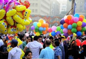 مواطنين   يشكون  قله دخولهم..  ووتجار الملابس يعانوا من قلة الشراء