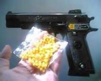 طلقة "خـرز" تفقد طفـل عينه فـي عمـان