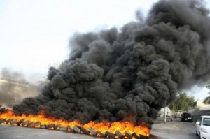 أقارب مطلوب توفي في "ماركا" يغلقون طريق دوليا ..