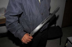 شاهد السبب !!! ...20 شخصاً يقتحمون منزل جيرانهم بالسيوف والأسلحة في إربد