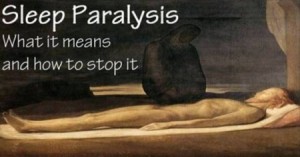 هل استيقظت يوماً في منتصف الليل عاجزاً عن الحركة؟.. إليك السبب!