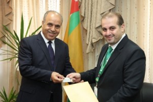 "القاهرة عمان" يسلم بطاقة دفع ذكية متعددة الاستخدامات لرئيس "الأردنية"