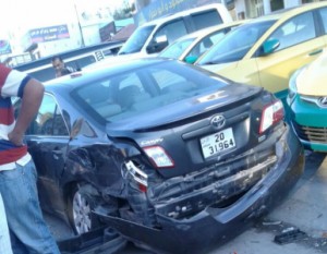 بالصور ... متهور وبسرعة جنونية يصدم 6 مركبات بـرأس العين وسط عمان