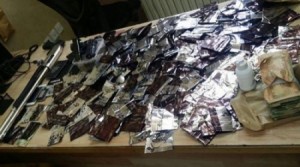 بالصـور...مداهمة أمنية لمنزليـن بمنطقة جبـل التـاج في عمـان