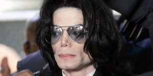 طبيب مايكل جاكسون يفجر مفاجأة صادمة حول وفاته… لم يكن ميتاً كما قالوا!