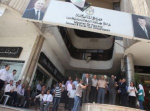 مشاجرة بين مدير دائرة ضريبة الدخل وأحد الموظفين بعد نقل الأخير إلى دائرة أخرى