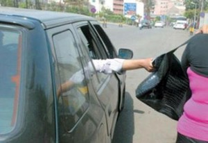 مركبة بلا لوحات تخطف "حقيبة" سيدة عراقية