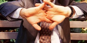 بالفيديو...هذا سبب سماع صوت عند فرقعة الأصابع