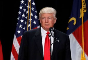 ضيَّعه لسانه : ترامب يعتذر عن تصريحاته التي تسببت في تراجع شعبيته