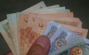 69% من دخل الأردنيين يُصرف للوفاء بالتزامات ديونهم