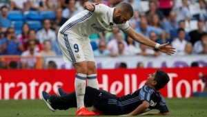 فتى أردني يقتحم أرضية ملعب ريال مدريد ويعانق بنزيما (فيديو وصور)