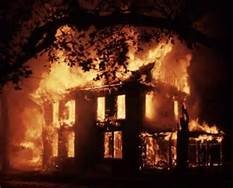 أب و ابناؤه يقدمون على إضرام النار بمنزل مواطن اثر خلافات بينهم بمنطقة الصريح في اربد