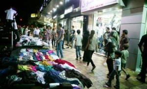 تجار ألبسة وأحذية يشتكون الركود عشية العيد